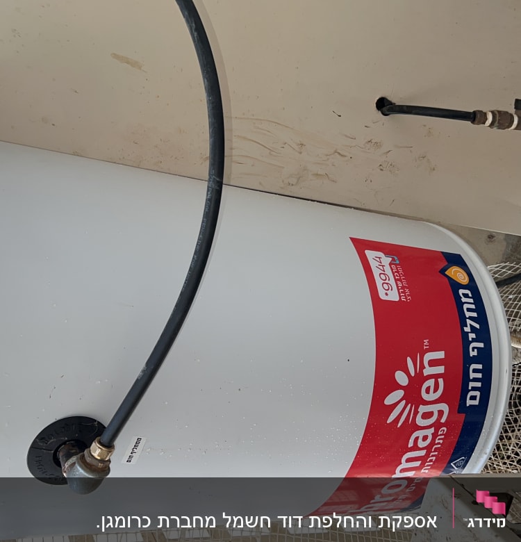 דוד שמש לבן עם צינורות מחוברים